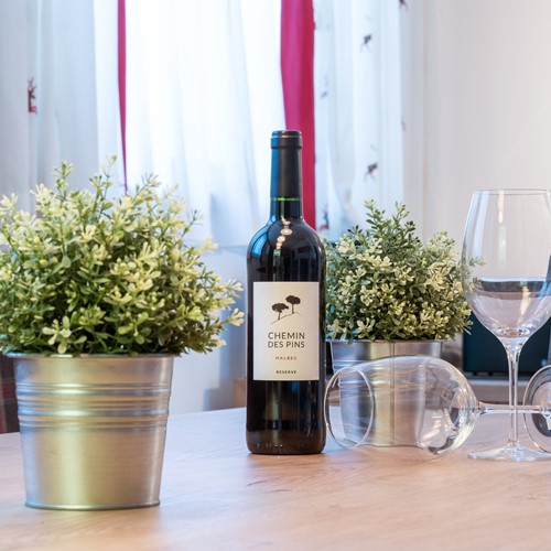 Little Haus, ski accommodation in St Anton, Austria. Wine and dine.