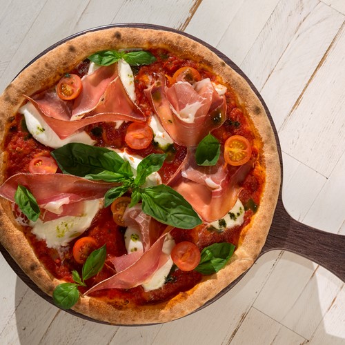 Hot food for cold nights. Pizza in Chamonix.