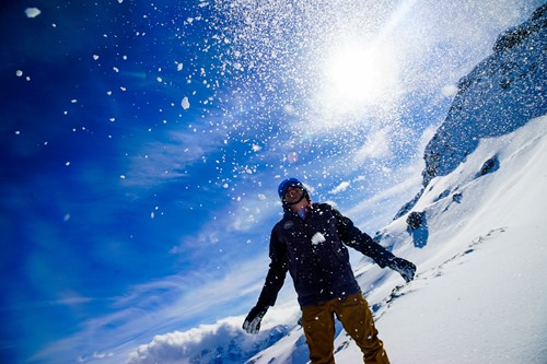 Morzine-throwing-snow