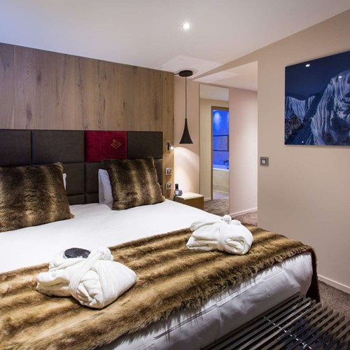 Hotel Taj-i Mah, ski hotel in Les Arcs, France - bedroom with fur throws
