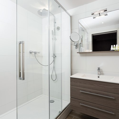 Hotel-le-Mottaret-Meribel-shower.jpg