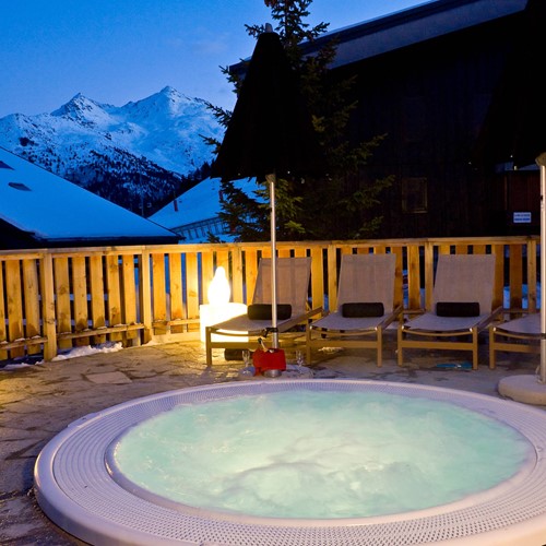 Hotel-le-Mottaret-Meribel-outdoor-jacuzzi.jpg