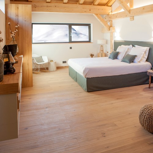 Flexiski-Chalet-Des-Cascades-Master-Suite-2.jpg