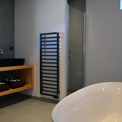 Flexiski-Chalet-Des-Cascades-Master-Suite-Bathroom.jpg