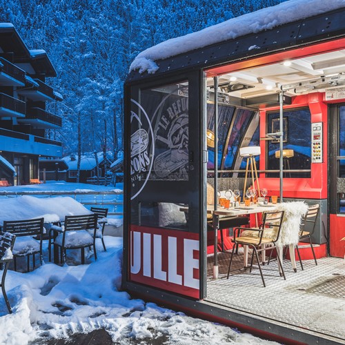 gondola with restaurant tables outside at the Refuge des Aiglons