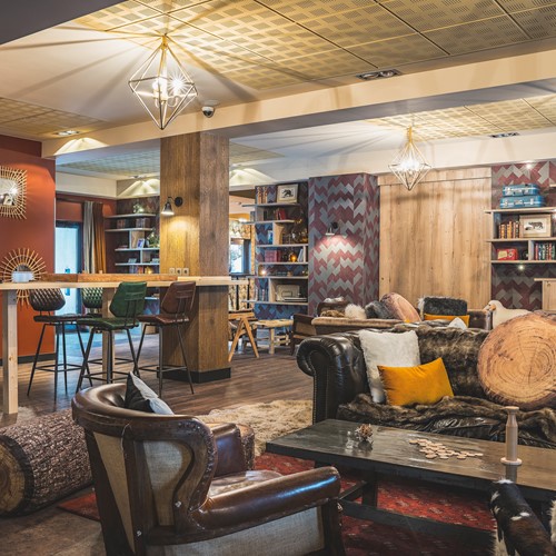 lounge area with chesterfield sofas at Refuge des Aiglons in Chamonix