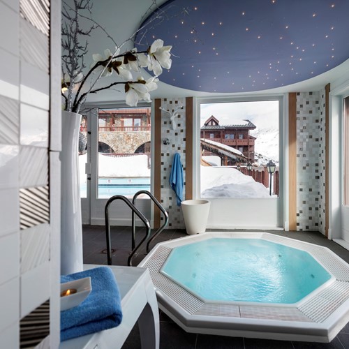 Jacuzzi with snowy views-Hotel Village Montana-Tignes