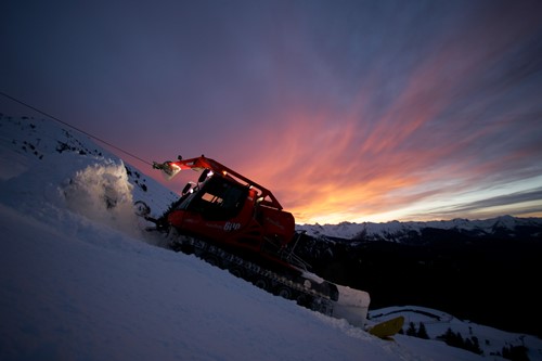 Piste groomer driving