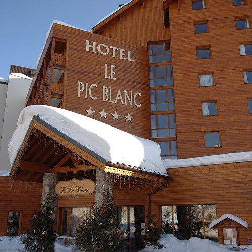 Le Pic Blanc-Alpe d'Huez-exterior portrait.JPG