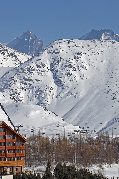 Hotel Le Morgane exterior at night