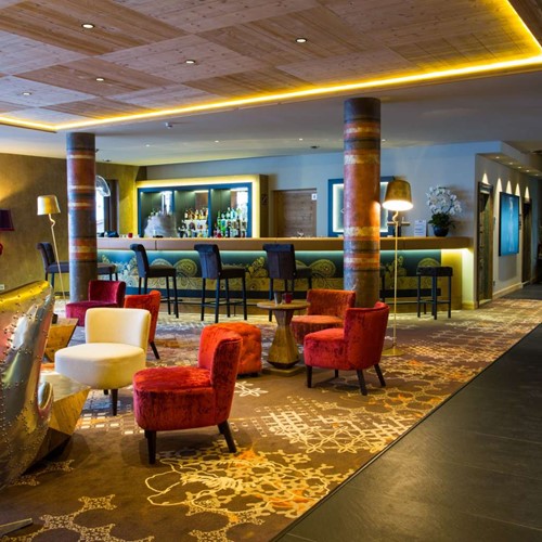 Hotel Taj-i Mah, ski in, ski out hotel in Les Arcs, France - bar seating